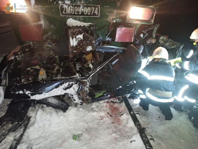 В Ивано-Франковской области ВАЗ вылетел прямо под поезд - авто всмятку, погибли люди