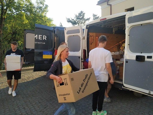  В Ужгород из австрийского Верфенвенга приехали два микроавтобуса и грузовик гуманитарки