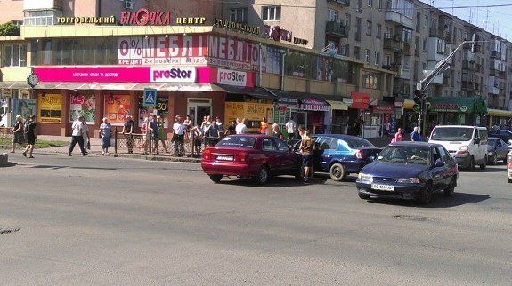 В Ужгороде возле "Белочки" столкнулись две иномарки
