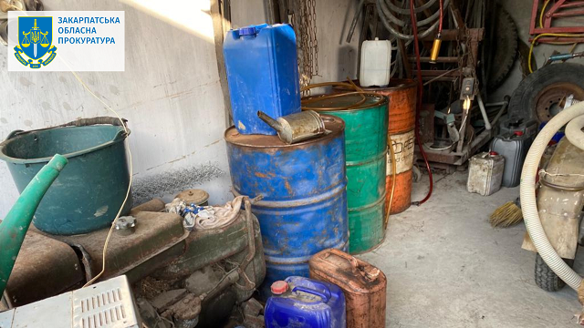 В Закарпатье работники нефтебазы систематически сливали тысячи литров горючего