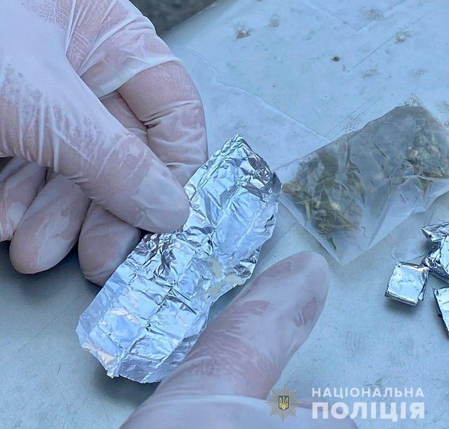 В Закарпатье подельница наркодилера пыталась избавиться от "компромата"