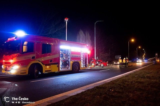 Страшная авария в Чехии: Разбился шикарный Porsche, зажатого пассажира вытаскивали спасатели 