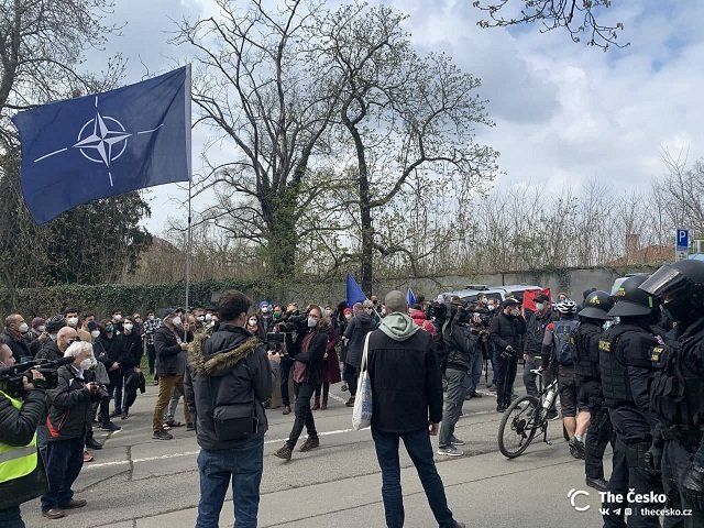 В столице Чехии митинг перед российским посольством закончился потасовкой 