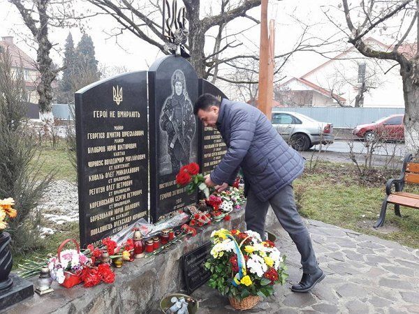 Голова Закарпатської облради вшанував пам’ять полеглих воїнів під Дебальцево