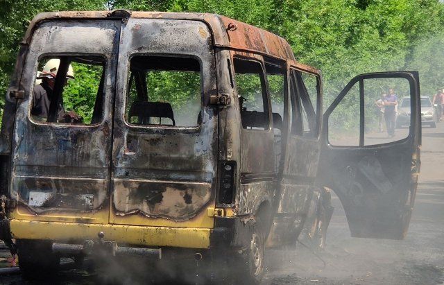 Остался железный «скелет»: В Закарпатье пожар полностью уничтожил микроавтобус