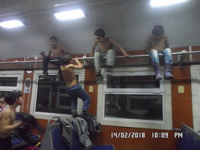 Пассажиры в шоке от выходок цыган в электричке "Львов-Мукачево"
