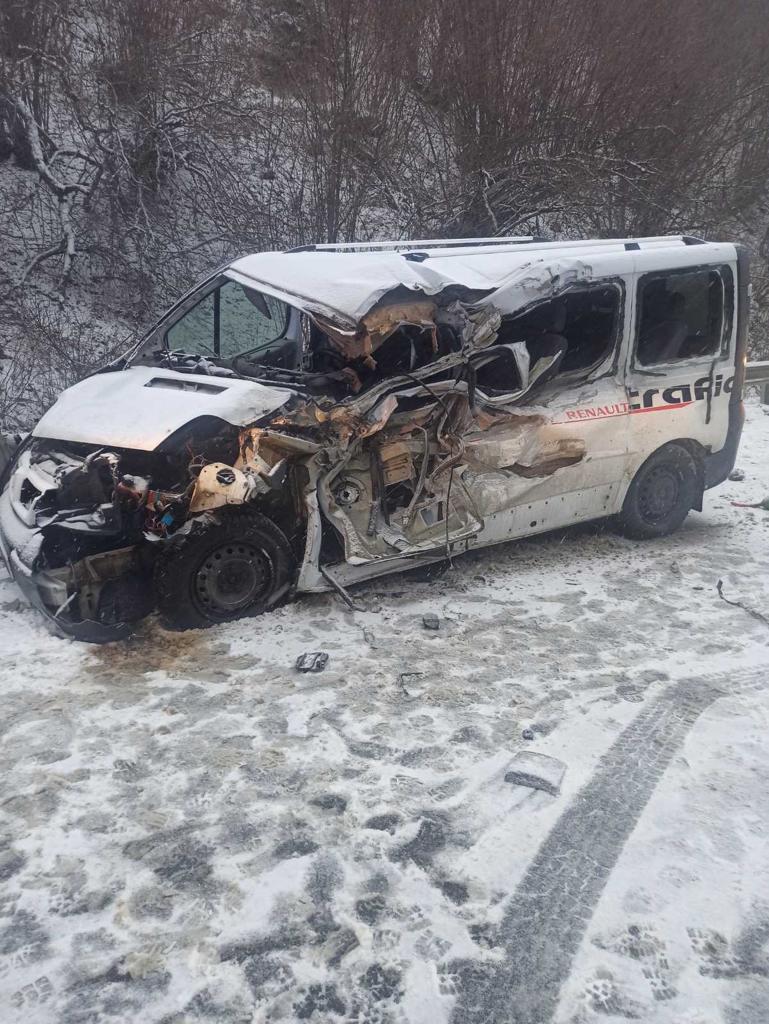 На трассе Киев-Чоп фура из Закарпатья разнесла Renault Trafic, водитель погиб на месте