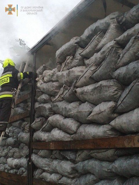 На подъезде к КПП Ужгород едва не сгорела фура с углем