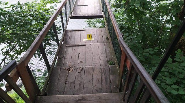 В Закарпатье "устал" очередной мост - с высоты 20 метров упали три женщины