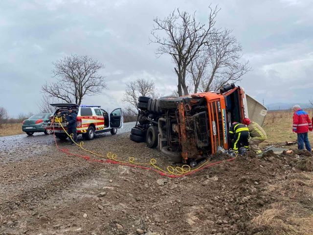 Жесткая авария в Закарпатье: Грузовик слетел с трассы и перевернулся
