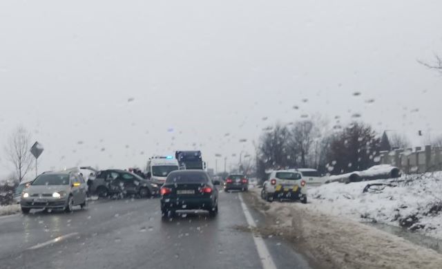 Три авто неразминулись на дороге в Закарпатье