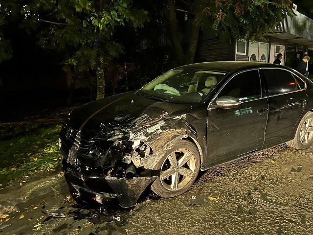 Не проскочив: В Ужгороді жорстко зіткнулися Audi Q5 та VW Passat 