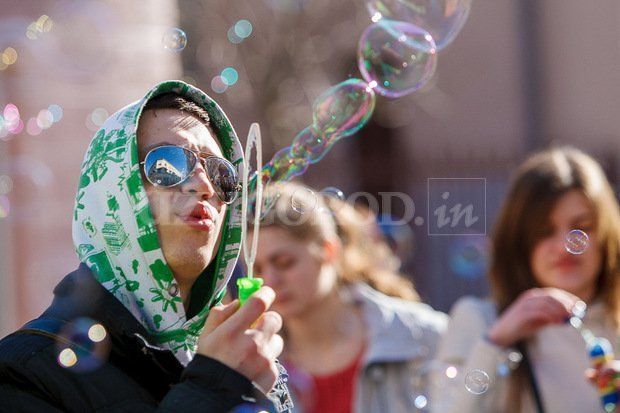 В центре города молодежь запускает мыльные пузыри
