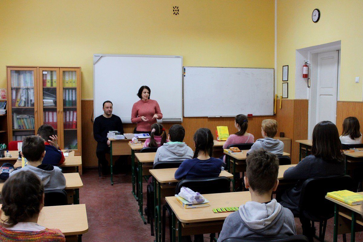 Аттіла Коприва двомовно читав угорськомовним школярам вірші Лесі Українки.