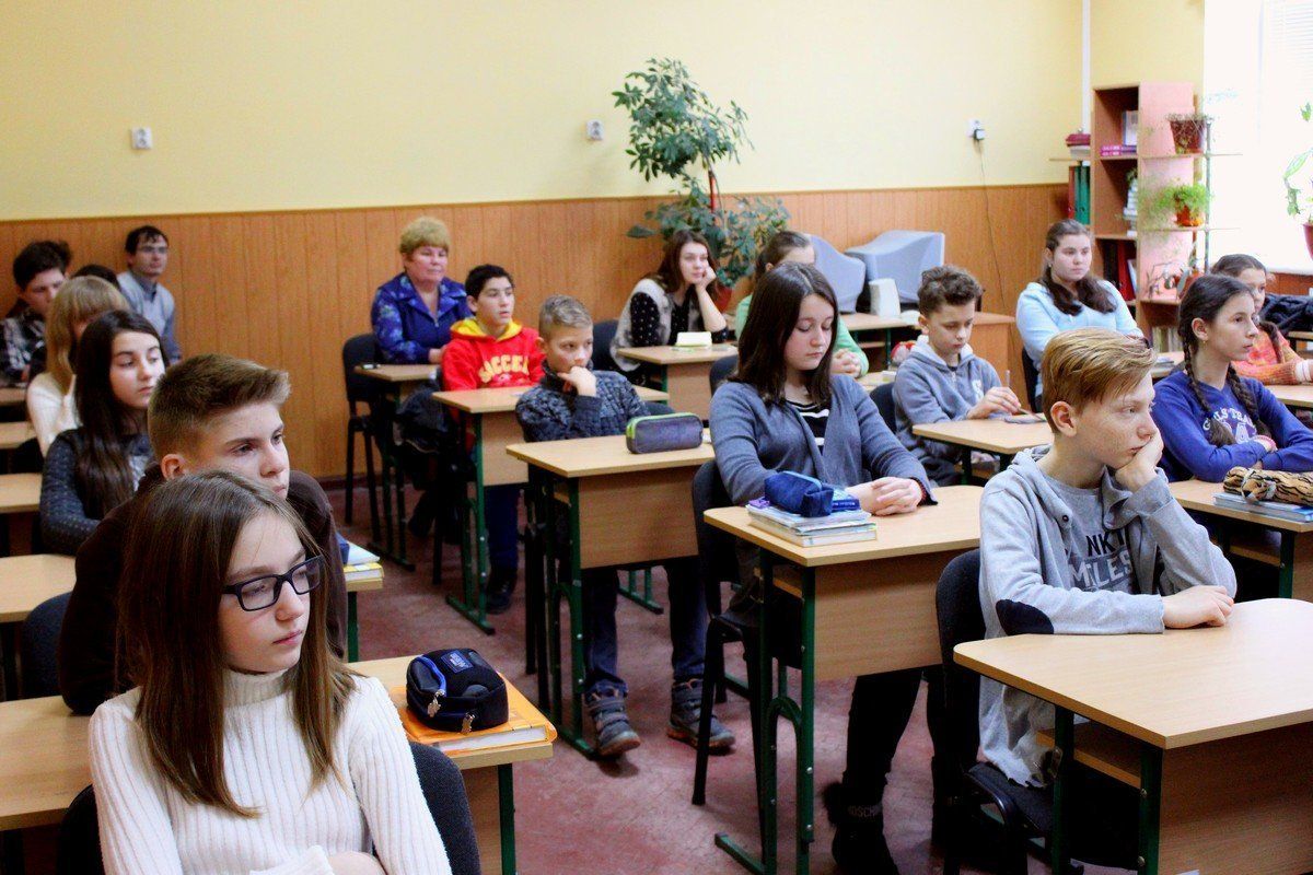 Аттіла Коприва двомовно читав угорськомовним школярам вірші Лесі Українки.