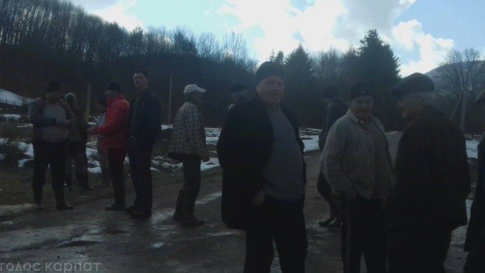 Закарпаття. На Свалявщині селяни протестують проти рубки лісу.