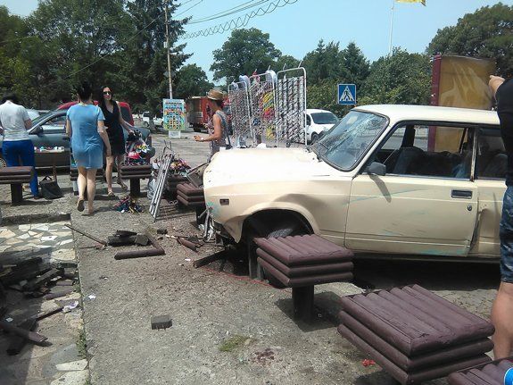 В Иршаве летний водитель выехав на тротуар сломал забор и дерево