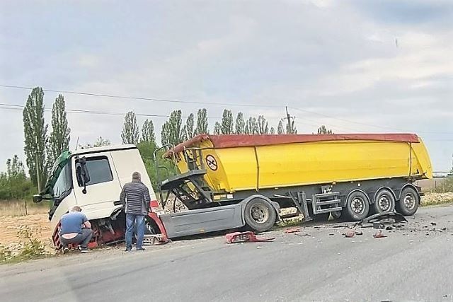 Авария в Закарпатье: дорогу не поделили фура и легковушка