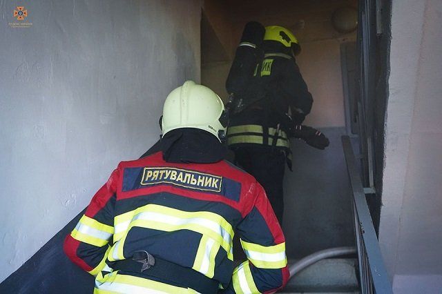 В Ужгороде горела многоэтажка: звонок о пожаре поступил из дома напротив 