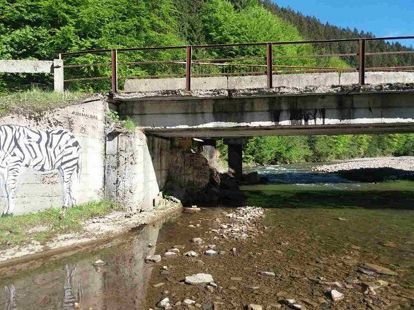 В Синевирской Поляне на Закарпатье наконец-то отремонтируют аварийный мост