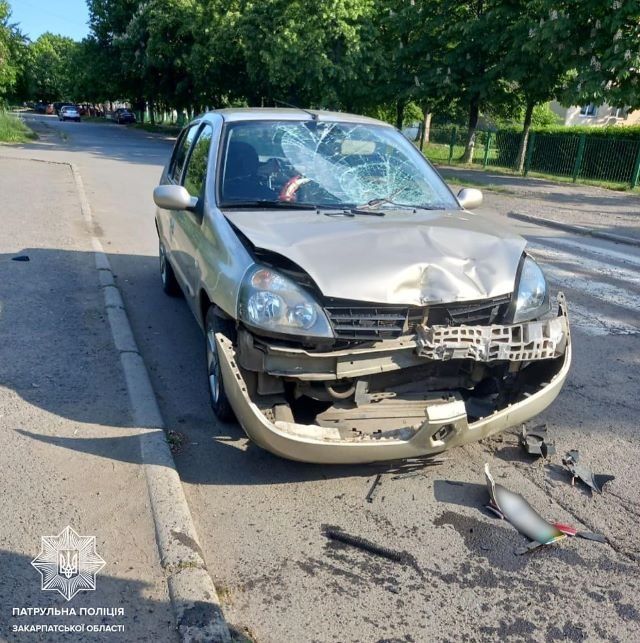 В Ужгороде разыскивают "гонщика" протаранившего Renault и сбежавшего с места ДТП
