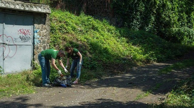 В областном центре Закарпатья набережную превращают в мусорную свалку