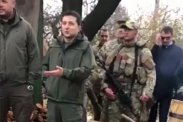 Зеленский в Золотом потребовал от ветеранов АТО сдать оружие