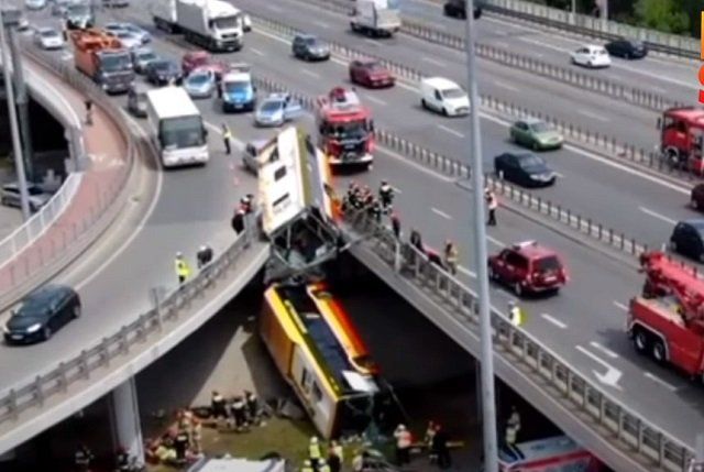 В Польше с моста упал автобус с пассажирами, около 20 пострадавших 
