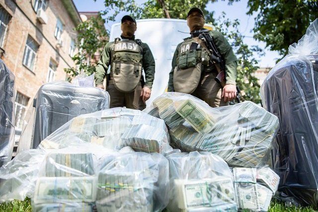 Наличку считали всю ночь: Руководители НАБУ и САП показали рекордную взятку в Украине