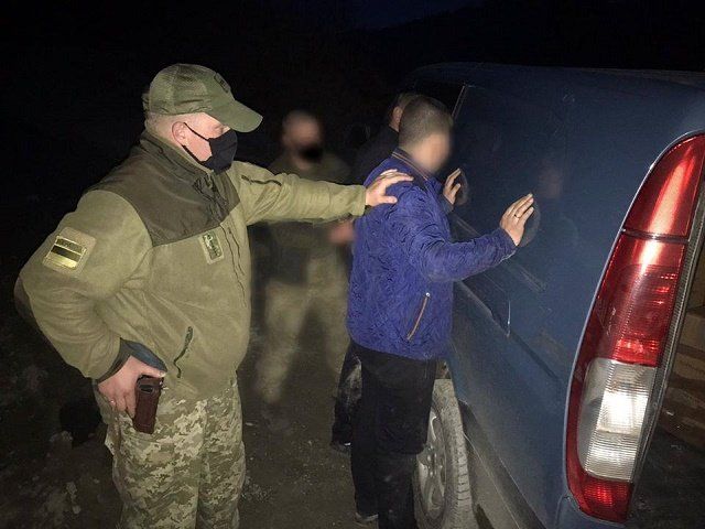 На границе в Закарпатье изо всех сил продолжают "контрабандить"