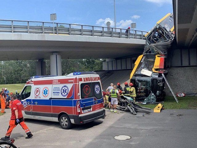 В Польше с моста упал автобус с пассажирами, около 20 пострадавших 