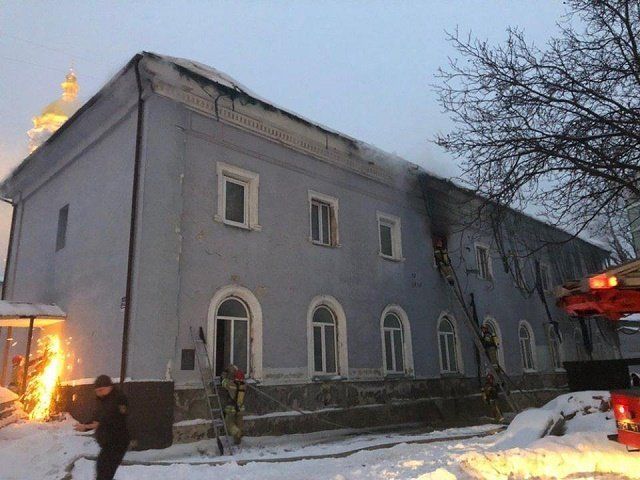 Горит здание, относящееся к монастырскому комплексу Киево-Печерской лавры