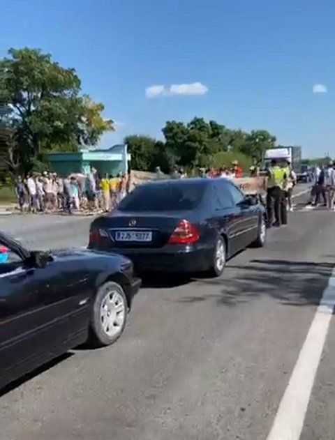 Трассу Киев — Чоп в Закарпатье заблокировали митингующие, в пробке стоят десятки авто