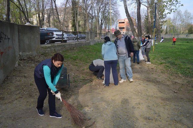 В Ужгороде госслужащие очищали обочины и кюветы вдоль дорог