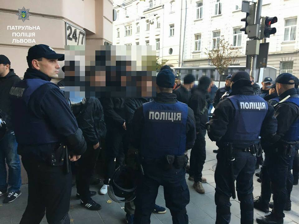 Во Львове полиция задержала десятки людей из-за массовой драки