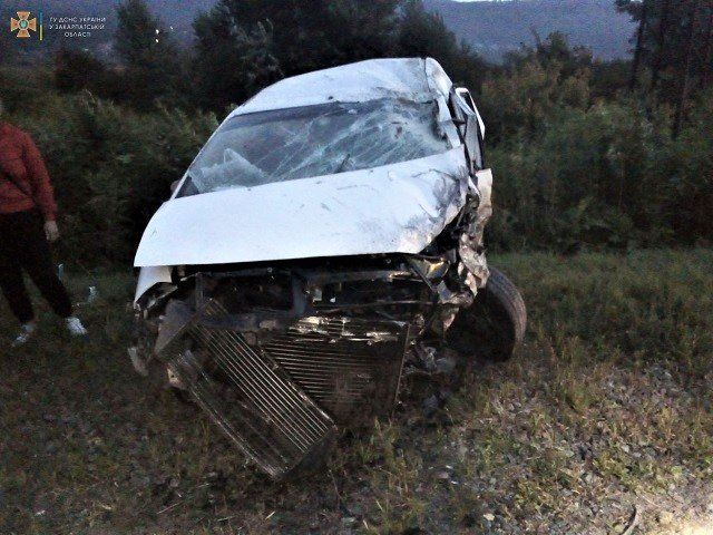 В Закарпатье в страшной аварии погиб молодой парень, двое получили травмы 