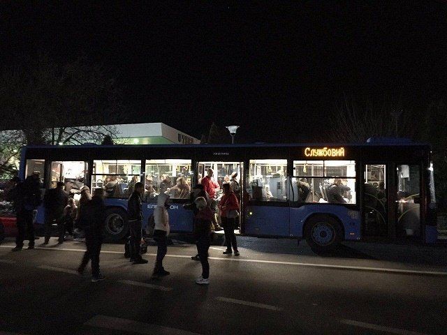 Коммунальный транспорт Ужгорода переправляет украинцев через границу с Венгрией