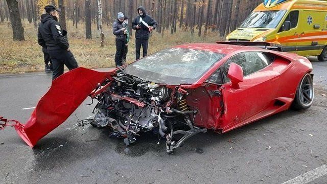 Авария в Киевской области: Спорткар Ламборгини на полном ходу врезался в деревья, авто всмятку