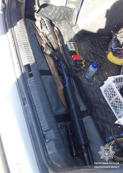 В Закарпатье подозрительная парочка гоняла на Skoda с оружием и ртутью 