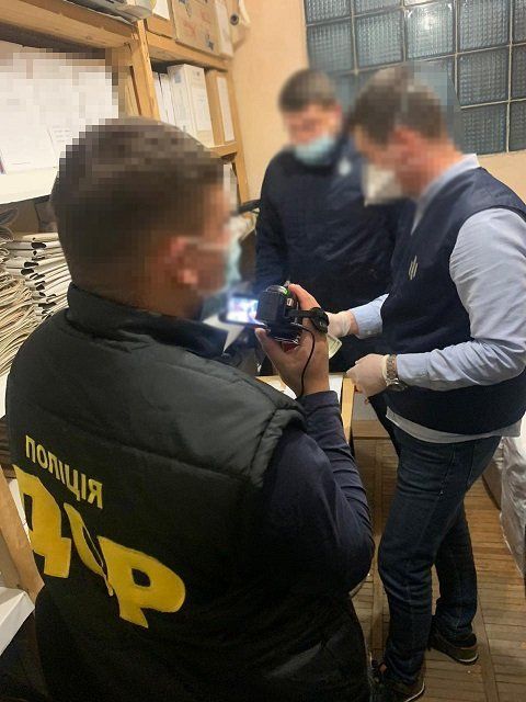 В Закарпатье чиновника АМКУ поймали на вымогательстве и получении взятки
