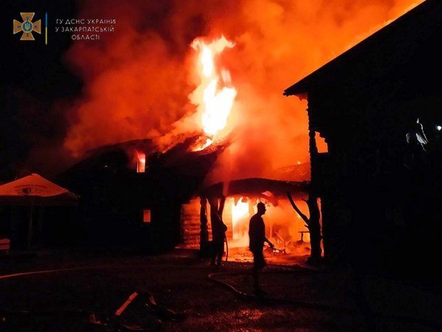 В Закарпатті на турбазі блискавка підпалила будівлю: вогонь не могли загасити майже 6 годин 