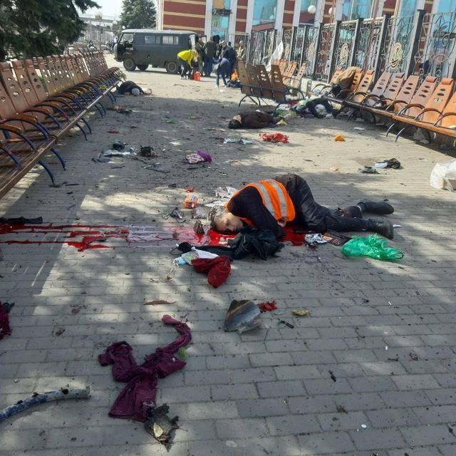 ВС России нанесли удар по мирным людям на вокзале Краматорска, которые ждали эвакуации