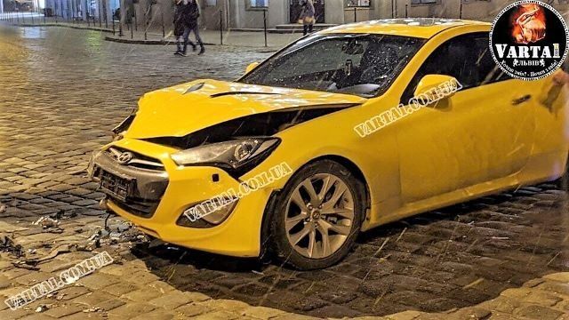 Эпичное ДТП во Львове: Пьяный неадекват протаранил Mitsubishi полицейских