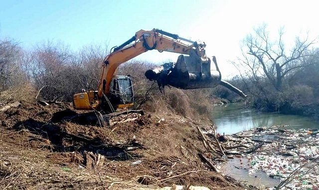 Огромную пробку образовал мусор в реке Боржава в Закарпатье