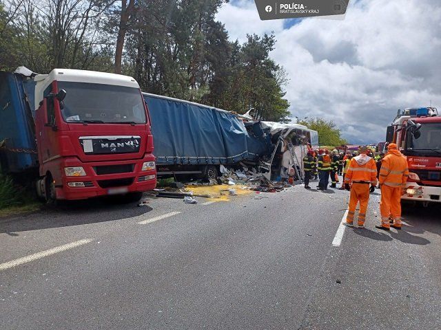 1 погиб, 59 пострадали: В Словакии произошло масштабное ДТП с участием фуры и автобуса