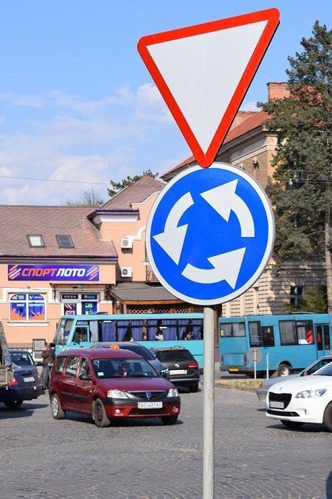Круговое движение: В центре Ужгорода поменяли знаки, будьте внимательны!