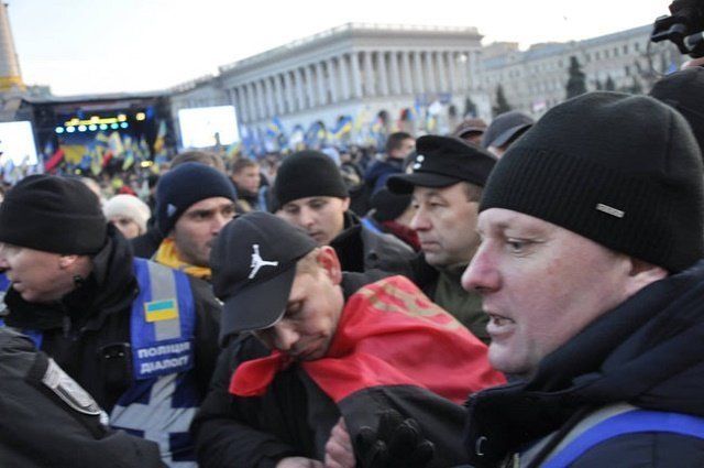 На митинге на Майдане в Порошенко полетели яйца