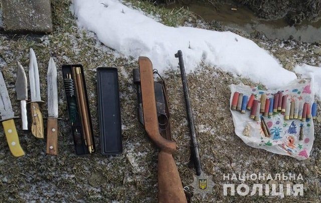 В Закарпатье при обыске у грабителя полицейские обнаружили нехилый арсенал ножей (