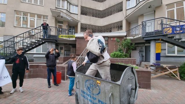 Экс-нардепа Чорновила облили зеленкой и забросили в мусорный бак