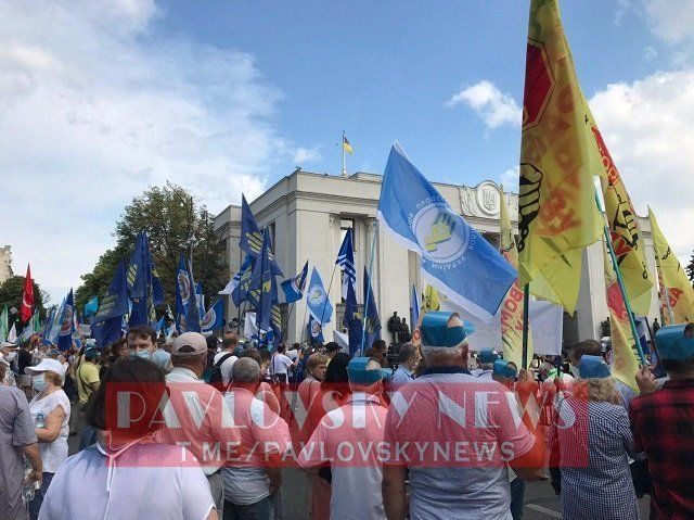 В Киеве профсоюзы устроили масштабную акцию протеста под Радой